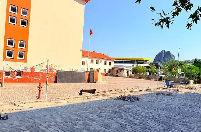 Kuzdere Hacı Mehmet Saygın Ortaokulu bahçesinde düzenleme çalışmaları