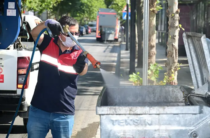  Manisa'da çöp konteynerlerinde temizlik ve ilaçlama çalışmaları sürüyor
