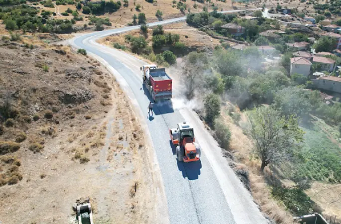 Manisa'da Kırkağaç-Akhisar bağlantı yolunda sathi kaplama çalışması yapıldı