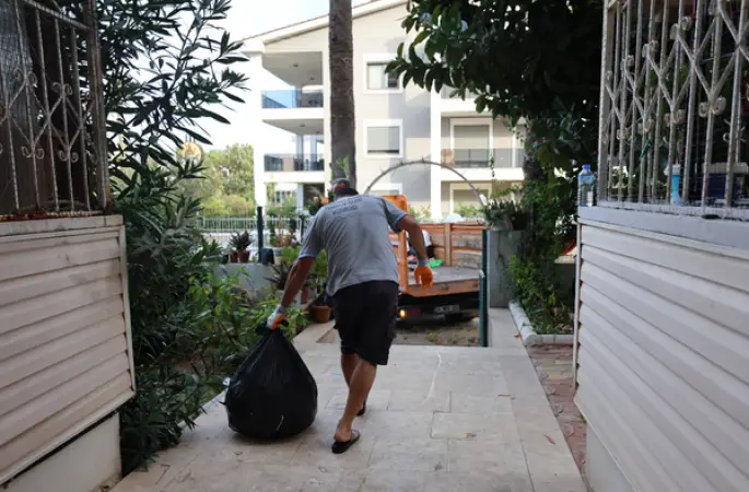 Marmaris’te bir evden yaklaşık bir kamyon atık çıkarıldı