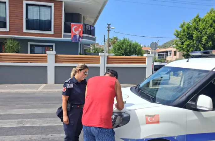 Marmaris'te çöp konteyneri yanına moloz döken kişiye ceza