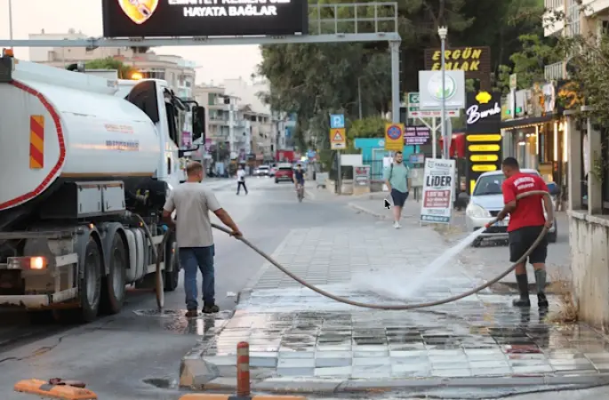 Menderes’te cadde ve kaldırımlarda genel temizlik çalışması başlatıldı