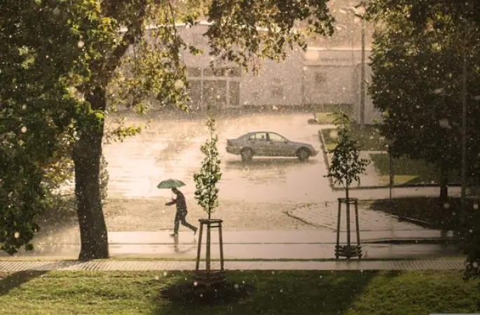 Meteoroloji 6 bölgede kuvvetli yağış, fırtına ve toz taşınımına karşı uyardı
