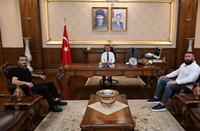 Milli Kick Boks Sporcusu Muhammed Dursun’dan Vali Aktaş’a ziyaret