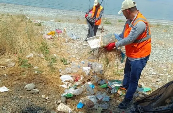 Mollakasım sahilinde tonlarca çöp toplandı