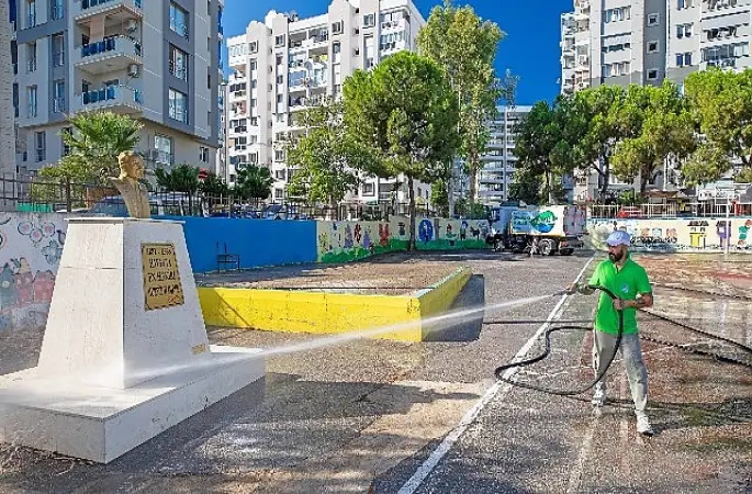 Narlıdere Belediyesi'nden okul bahçelerinde temizlik çalışması