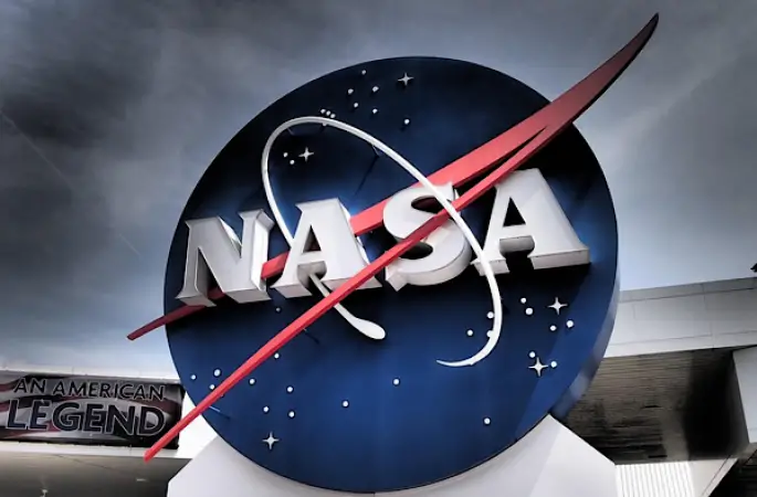 NASA astronotları uzay istasyonunun dışına yeni güneş paneli kuruyor