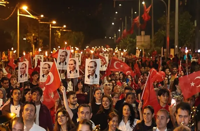 On binlerce Antalyalı Cumhuriyet için yürüdü