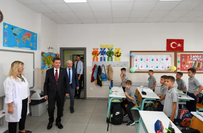 Osmangazi Belediye Başkanı Aydın, yeni eğitim yılının ilk gününde öğrencilerle buluştu