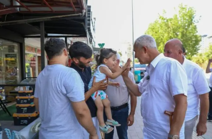 Özçelik, Mahmutlar’da esnaf ve vatandaşlarla buluştu