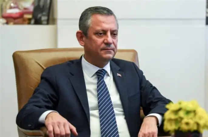Özel, Sosyalist Enternasyonal Zirvesi'ne genel merkezden bağlandı