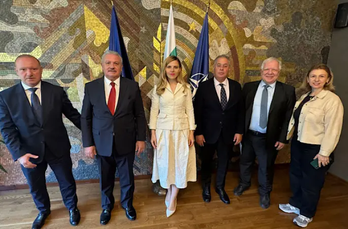 Petrova, İstanbul ve Edirne Bulgar Ortodoks Kiliseleri Vakfı temsilcileriyle görüştü