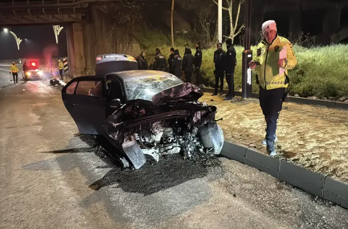 Polisten kaçtı, kaldırıma çarptı. 2 yaralı