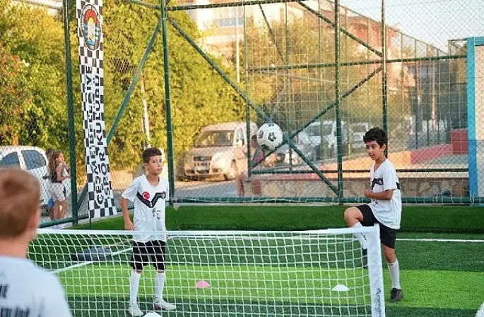 Sahalar yenilendi: Çeşme'nin mahallelerinde spor şenliği başladı