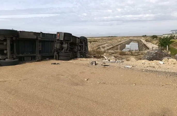 Şanlıurfa'da buğday yüklü tır devrildi: 1 yaralı