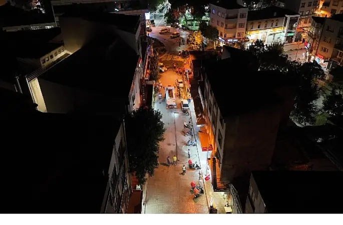 Seferihisar'da kapsamlı yol yıkama çalışmaları aralıksız sürüyor
