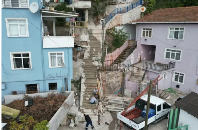 Serdar Mahallesi'ne beton merdiven ve duvar çalışması
