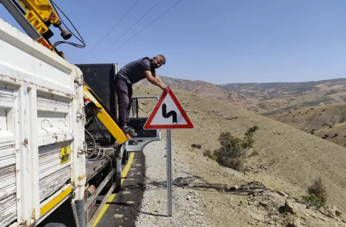 Şirvan’da grup yollarında trafik levhalama çalışmaları tamamlandı