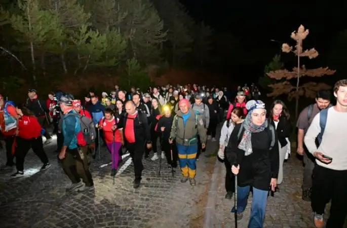 Spil Dağı’nda gün doğumu yürüyüşü düzenlendi