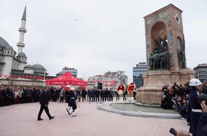 Taksim'de Cumhuriyet coşkusu çelenk sunma töreniyle kutlandı