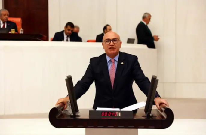 Tanal: Siyaset, Ankara’daki makam odalarında değil, milletin arasında yapılır