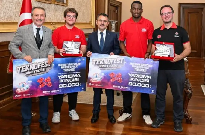 TEKNOFEST’te dereceye giren Kocaeli Üniversitesi takımları Vali Aktaş’ı ziyaret etti