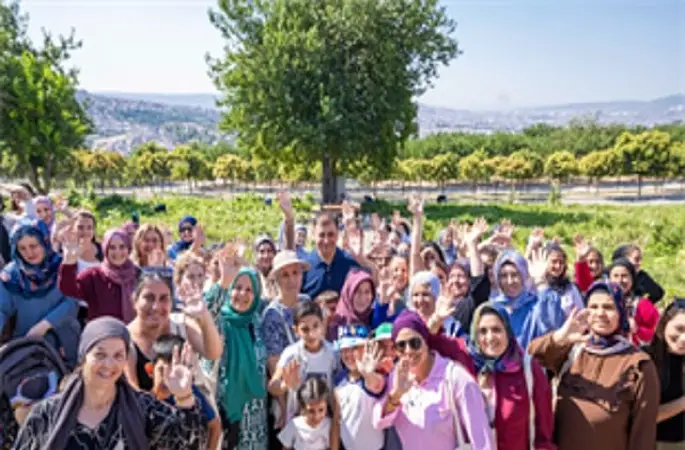 Toprakla buluşan kadınlar, hasat sevincini Başkan Tugay'la yaşadı