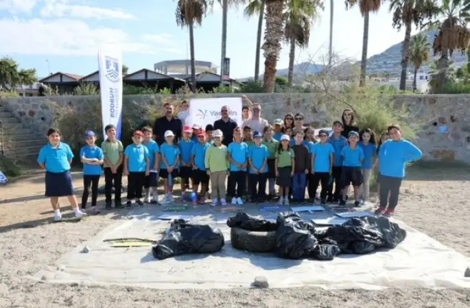 Turgutreis’te öğrenciler kıyı temizliği yaptı