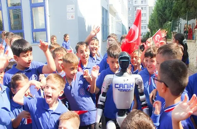 Türkiye'nin Nüfusa Kayıtlı İlk İnsansı Robotu Öğrencileri Sıralarda Karşıladı