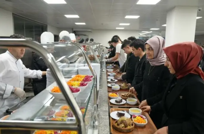 Ümraniye’de öğrencilere ücretsiz yemek