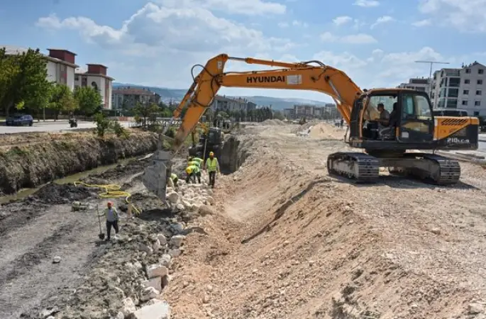 Ürünlü Deresi’nde ıslah ve yol düzenleme çalışması
