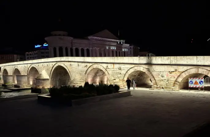 Üsküp’ün tarihi Taşköprü’sü aydınlatıldı