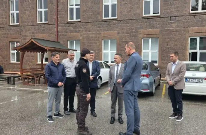 Vali Aktaş, İzmit Mesleki ve Teknik Anadolu Lisesi’ni ziyaret etti