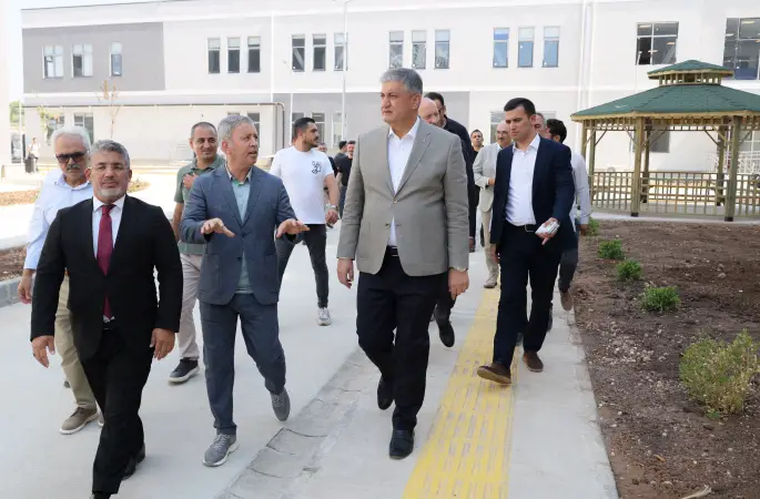 Vali Yavuz’dan yapımı tamamlanan öğrenci yurduna inceleme ziyareti
