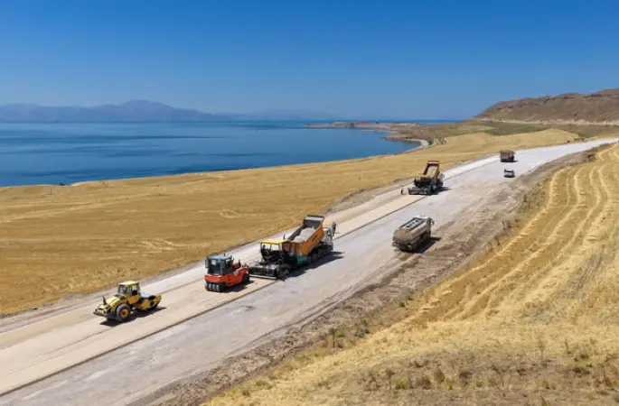 Van Gölü Sahil Yolu’nun Çitören-Ayanis etabında asfalt serimine geçildi