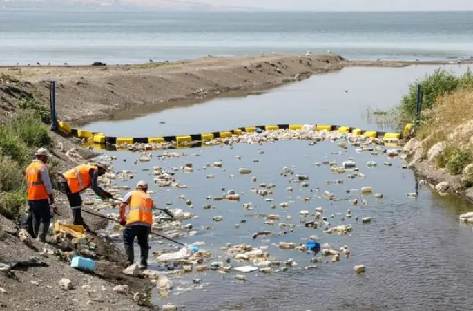 Van Gölü’ne atık geçişi yüzer bariyerlerle önleniyor