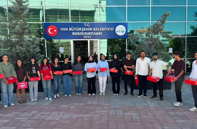 Van’da 21 öğrenci üniversitelerin ilgili bölümlerine yerleşti