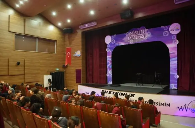 Van’da çocuklar baloncuk gösterisiyle buluşuyor