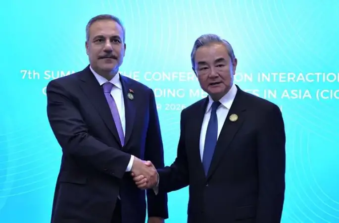 Wang Yi, Bakü’de Hakan Fidan ile görüştü