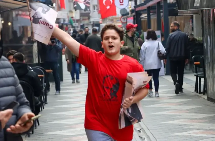  Yalova’da Cumhuriyet coşkusu gazete dağıtımıyla yaşandı