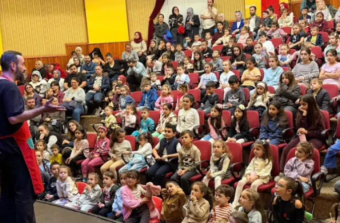 Yıldırım’da çocuklar “Evden Uzakta” tiyatrosunu izledi