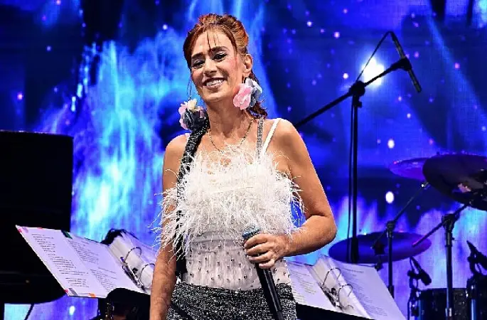 Yıldız Tilbe, Kıbrıs'ta 2 bin davetliye unutulmaz bir gece yaşattı!