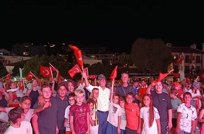 Yüzlerce Datçalı şampiyonluğu beraber izledi