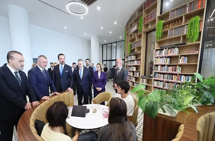 Zorlu'dan Büyükakın'a övgü:  “Kendisi sadece hizmet üretmiyor, kavram da üretiyor"   